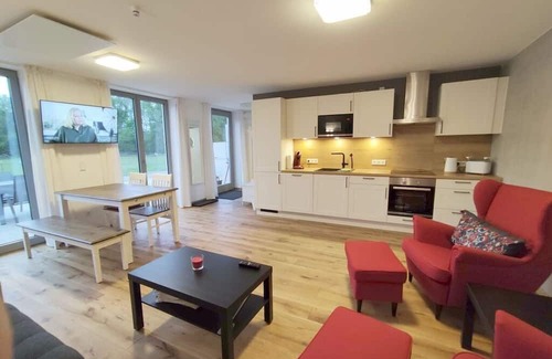 Wiesentheid House | Inviting Aardehuis Appartement "West" with Family Amenities