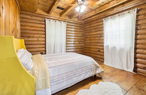 Fleming Cabin | Pet-Friendly Cabin with Scenic Lake Views Near Savannah
