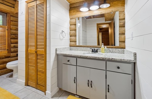 Fleming Cabin | Pet-Friendly Cabin with Scenic Lake Views Near Savannah
