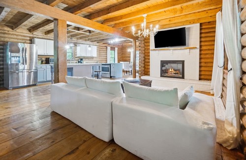 Fleming Cabin | Pet-Friendly Cabin with Scenic Lake Views Near Savannah