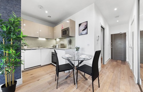 Harlington Apartment | Modern 1-Bed Apartment in London with Breakfast Included