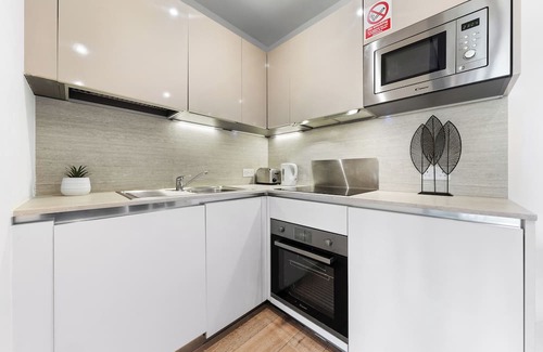 Harlington Apartment | Modern 1-Bed Apartment in London with Breakfast Included