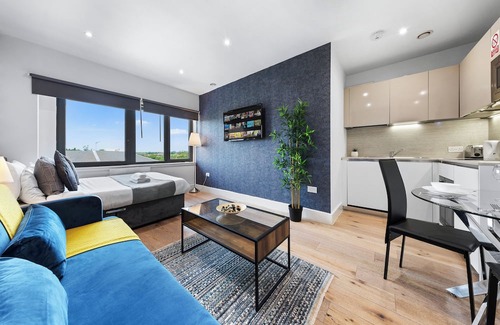 Harlington Apartment | Modern 1-Bed Apartment in London with Breakfast Included