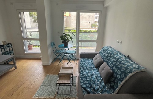 Parc-de-Montsouris Apartment | Inviting Studio with Balcony Overlooking Lush Garden
