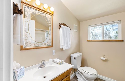 Fairfield House | Family-Friendly Fairfield Park Inn Room #4 with Breakfast