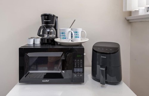 Vernon Apartment | Comfortable 1 Bedroom Retreat in LA - Pet Friendly Stay