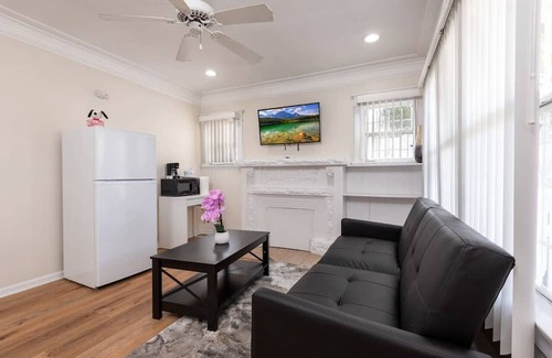 Vernon Apartment | Comfortable 1 Bedroom Retreat in LA - Pet Friendly Stay