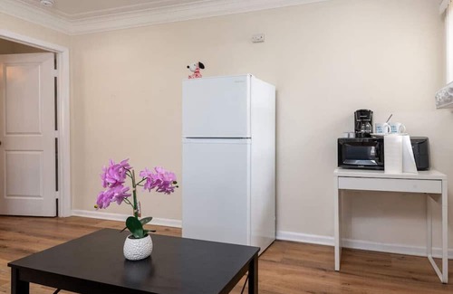 Vernon Apartment | Comfortable 1 Bedroom Retreat in LA - Pet Friendly Stay