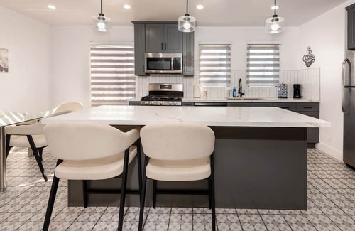 La Brea House | Elegant 4BD Duplex in Beverly Grove with Family Amenities