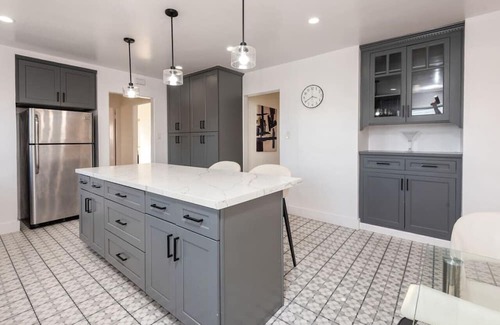 La Brea House | Elegant 4BD Duplex in Beverly Grove with Family Amenities