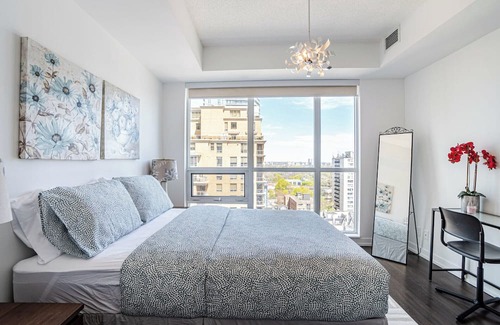 Yonge-Eglinton Apartment | Modern 2+1 Bedroom Retreat with Pool and Spa Access