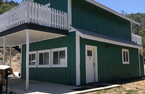Oakhurst Cottage | Experience Eagles Nest: Family-Friendly Retreat near Yosemite