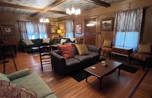 Damascus House | Cozy Private Room with 3 Beds Near Creeper Trail