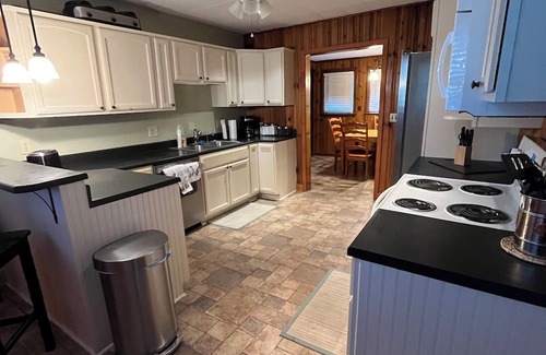 Damascus House | Cozy Private Room with 3 Beds Near Creeper Trail