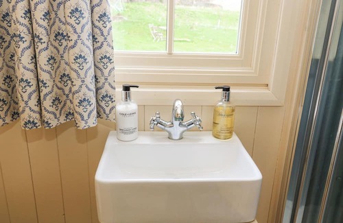 Hollow Meadows Cottage | Romantic Shepherd's Hut with Garden in Stocksbridge