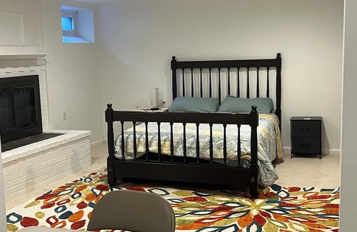 Lexington House | Cozy Queen Bed Room with Private Bath and Breakfast Included