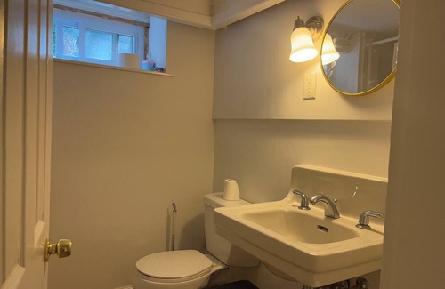 Lexington House | Cozy Queen Bed Room with Private Bath and Breakfast Included