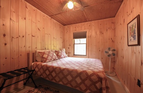 Oxford Cottage | Discover a Traditional Maine Cottage by Beautiful Thompson Lake