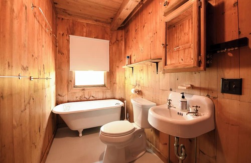Oxford Cottage | Discover a Traditional Maine Cottage by Beautiful Thompson Lake