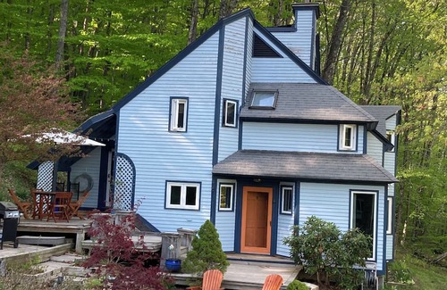 Grafton House | Cozy Grafton Cottage with Pond and Spa Near Ski Resorts