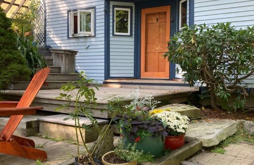 Grafton House | Cozy Grafton Cottage with Pond and Spa Near Ski Resorts