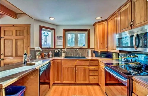 Grafton House | Cozy Grafton Cottage with Pond and Spa Near Ski Resorts
