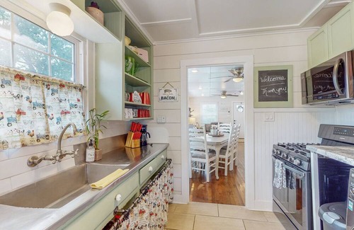 Tomball House | Convenient Access to Shops and Dining with Essential Amenities
