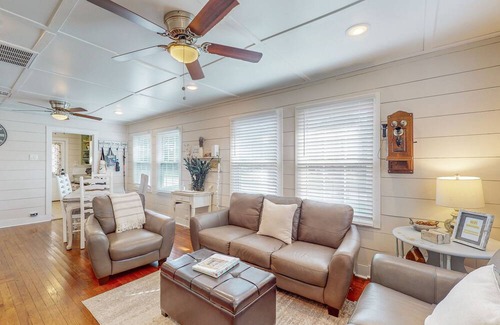 Tomball House | Convenient Access to Shops and Dining with Essential Amenities