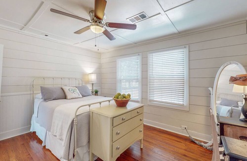 Tomball House | Convenient Access to Shops and Dining with Essential Amenities