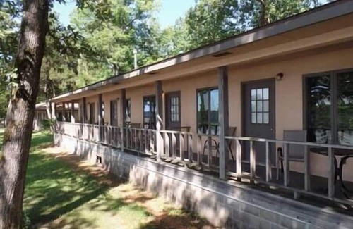 Golconda House | Inviting Two Bedroom Bungalow with Kitchen on the River