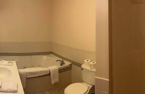Golconda House | Inviting Two Bedroom Bungalow with Kitchen on the River