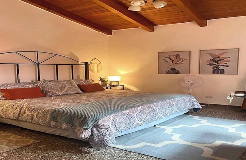 Zona 10 House | Colonial House: Enjoy Poolside Relaxation in the City