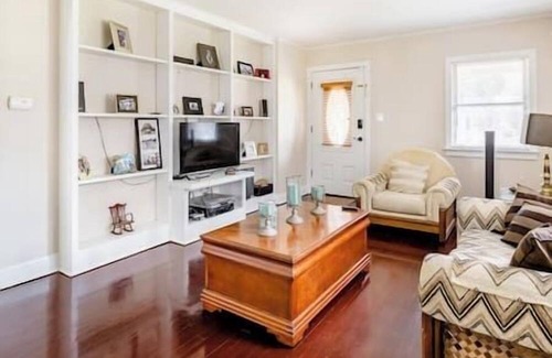 Milford Apartment | Cozy Attic Retreat - Steps from Milford Hiking Trails!