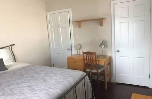 Milford House | Convenient Room Near Downtown with Kitchen Access