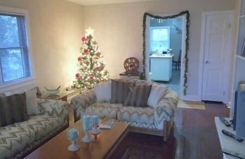 Milford House | Convenient Room Near Downtown with Kitchen Access