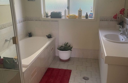 Kanahooka Bed & Breakfast | Cozy Private Home with Pool and Spa Near Attractions