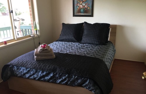 Kanahooka Bed & Breakfast | Cozy Private Home with Pool and Spa Near Attractions