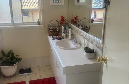 Kanahooka Bed & Breakfast | Cozy Private Home with Pool and Spa Near Attractions