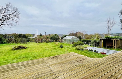 Daoulas House | Cozy Family Retreat Steps from the Center with Garden