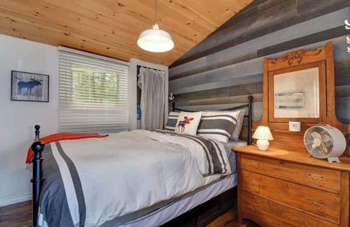 Selwyn Cottage | Inviting Waterfront Cottage with Fireplace in Kawartha Lakes