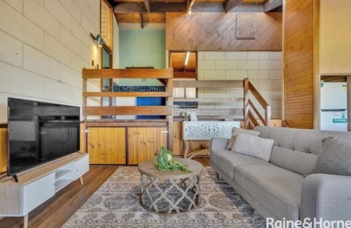 Bolinda Cottage | Cozy Farm Cottage with Wood Fire - Perfect Family Retreat