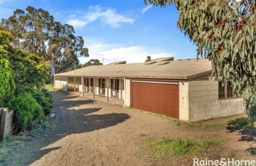 Bolinda Cottage | Cozy Farm Cottage with Wood Fire - Perfect Family Retreat