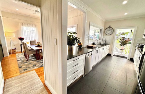 Hendra House | Inviting Brisbane Retreat: 2 Bdrms, Pool & Parking Awaits