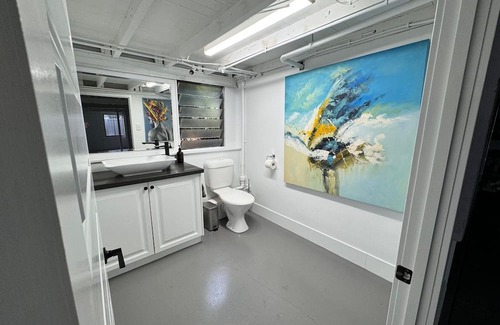 Hendra House | Inviting Brisbane Retreat: 2 Bdrms, Pool & Parking Awaits