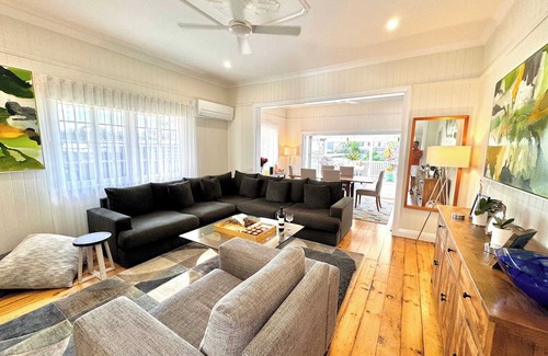 Hendra House | Inviting Brisbane Retreat: 2 Bdrms, Pool & Parking Awaits