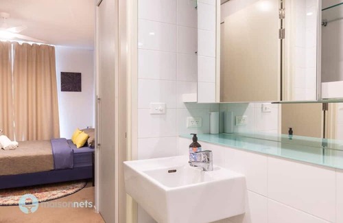 Camperdown Apartment | Cozy 1 Bed Apartment with Air Conditioning & BBQ Balcony