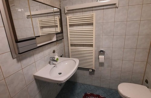 Rohrdorf Apartment | Meli's Gästezimmer: Cozy Stay with Spa and Feline Friends
