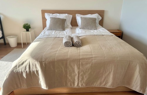 Itainen District Apartment | Stylish Top Floor Apartment with Free Parking & Metro Access