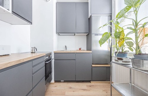 Itainen District Apartment | Stylish Top Floor Apartment with Free Parking & Metro Access