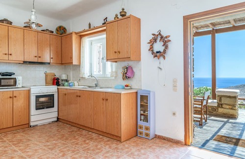Agios Ioannis House | Cozy Aegean's Top View with Garden and Wi-Fi Access
